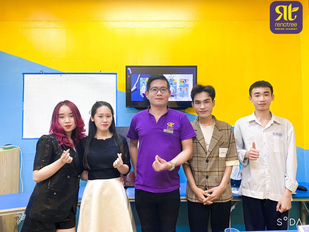 Thầy Quang Minh cùng các học viên trong buổi cuối tốt nghiệp.